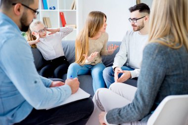 Çift terapisi oturumda terapistler ofiste savunarak