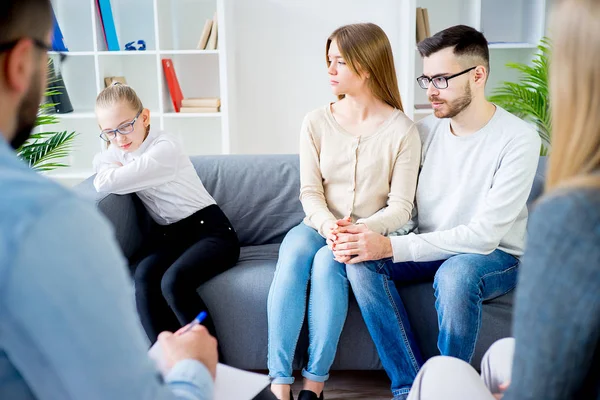 Familia con psicólogo — Foto de Stock