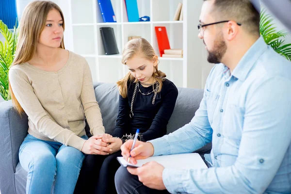 Teenager-Mädchen während Therapiesitzung — Stockfoto