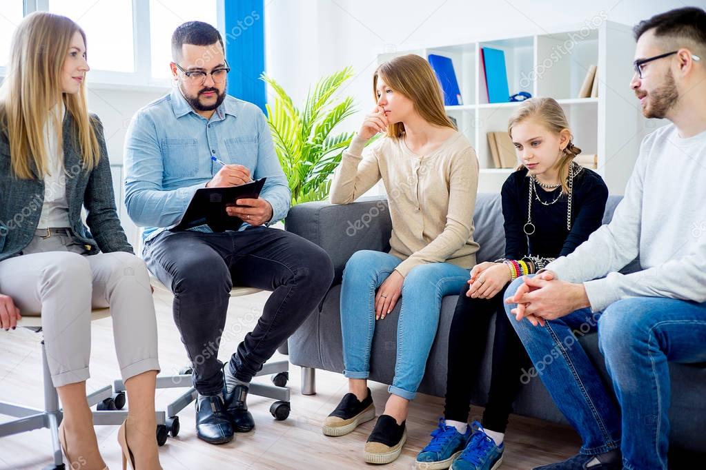 психолог и родители. Family therapy. семейная терапия видео. семейная терапия видео. фото для семейной беседы.