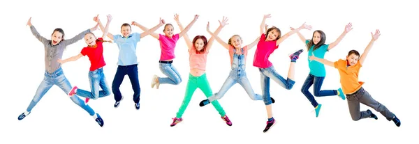 Mutlu çocuklar zıplıyor