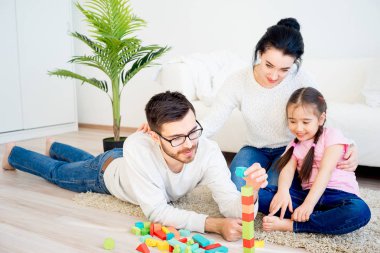 Oyuncak bloklarla oynama aile