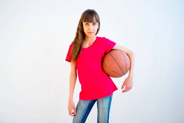 Mädchen spielt Basketball — Stockfoto