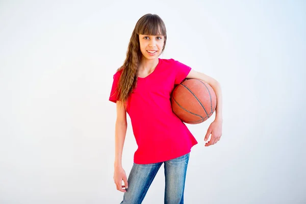 Dívka si hraje basketbal — Stock fotografie