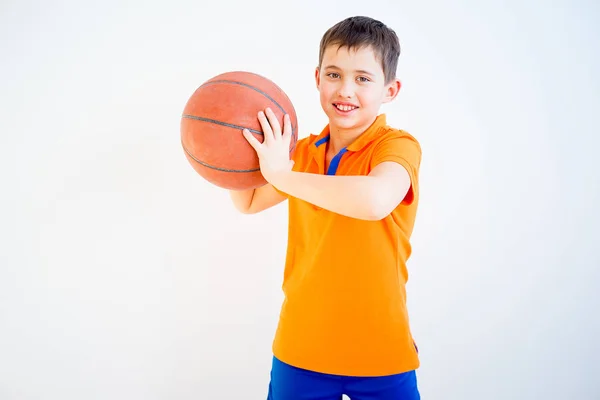 Menino jogando basquete — Fotografia de Stock