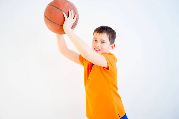 Junge spielt Basketball — Stockfoto