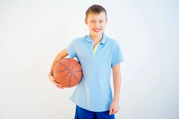 バスケットボールをしている少年 — ストック写真