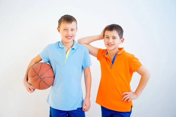 Děti hrají basketbal — Stock fotografie