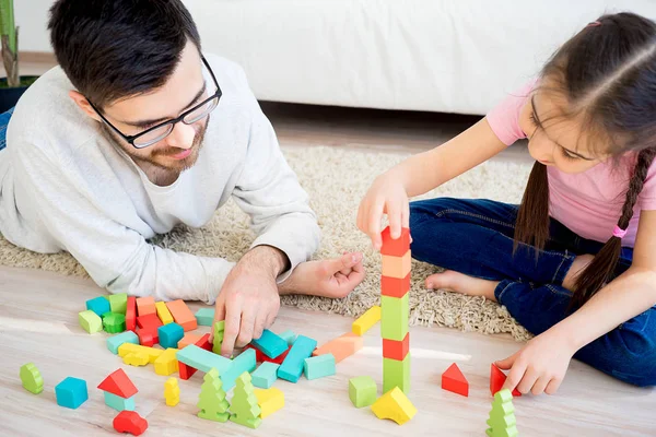 ブロック玩具で遊んで家族 — ストック写真