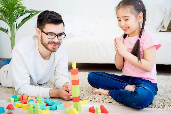 Familie spielt mit Spielzeugklötzen — Stockfoto