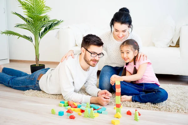 Сім'я грає з іграшковими блоками — стокове фото
