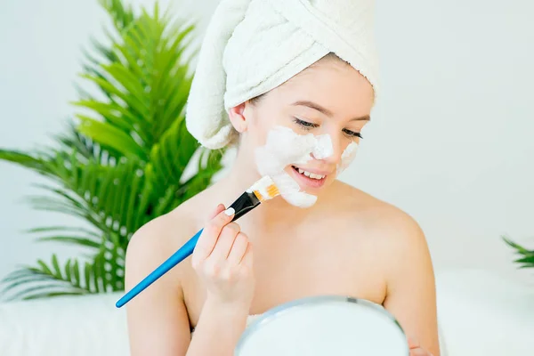 Vrouw met gezichts masker — Stockfoto