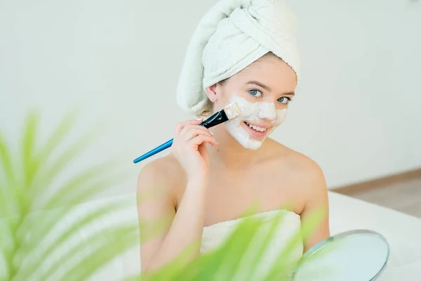 Vrouw met gezichts masker — Stockfoto