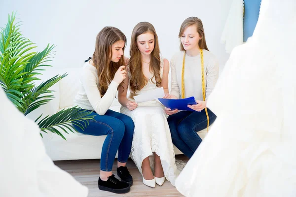 Noiva planejando seu casamento — Fotografia de Stock