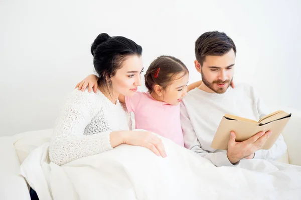Сім'я читає книгу — стокове фото