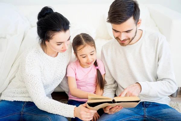 Famille lisant un livre — Photo