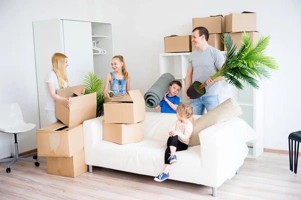 Familie packt Kartons — Stockfoto