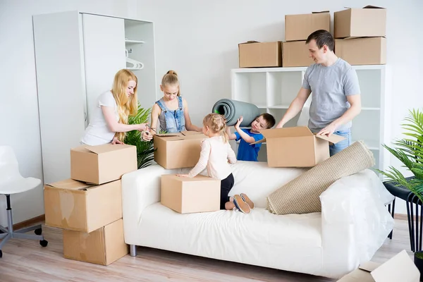 Family packing cardboard boxes — Stock Photo, Image