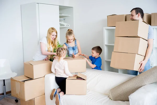 Family packing cardboard boxes — Stock Photo, Image