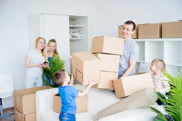 Familie packt Kartons — Stockfoto