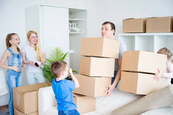 Family packing cardboard boxes — Stock Photo, Image