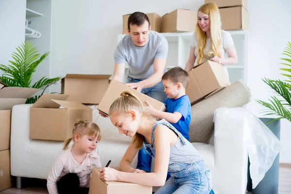 Family unpacking boxes — Stock Photo, Image