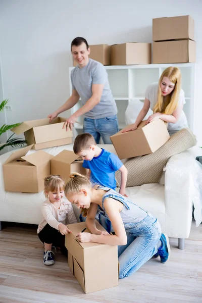 Familie packt Kisten aus — Stockfoto