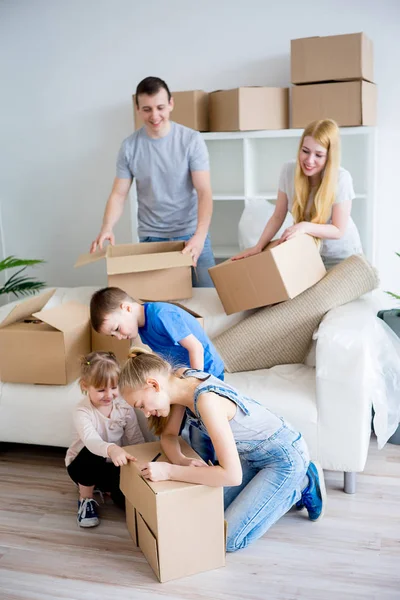 Family unpacking boxes — Stock Photo, Image