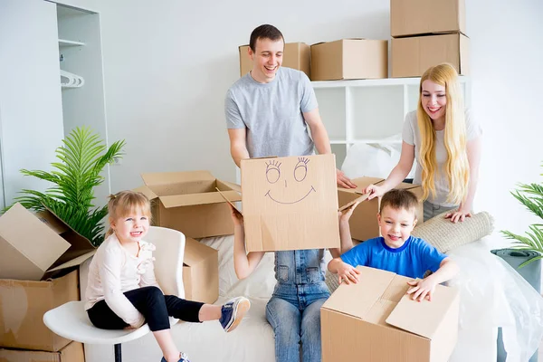 Familie packt Kisten aus — Stockfoto