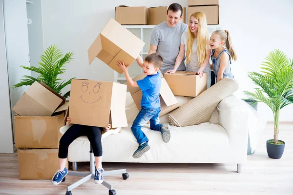 Familie packt Kisten aus — Stockfoto