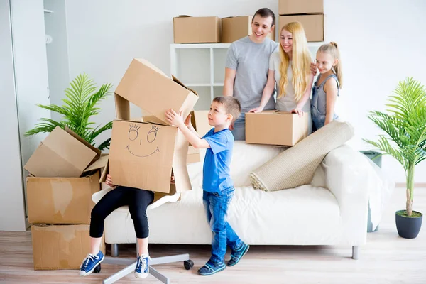 Familie packt Kisten aus — Stockfoto