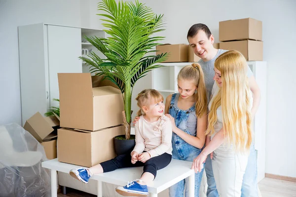 Family moving into new home — Stock Photo, Image