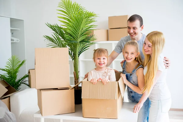 Família se mudando para uma nova casa — Fotografia de Stock