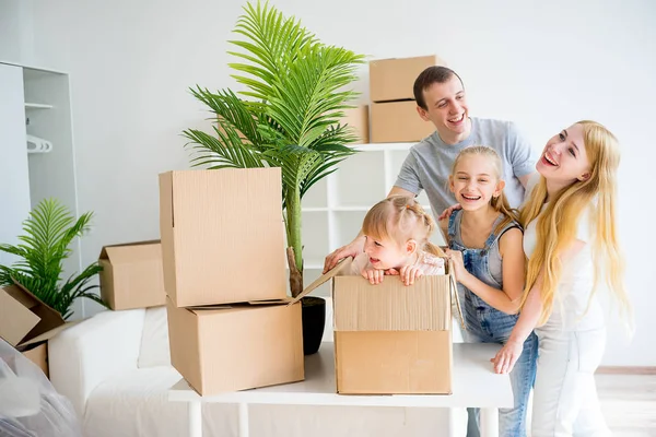 Família se mudando para uma nova casa — Fotografia de Stock