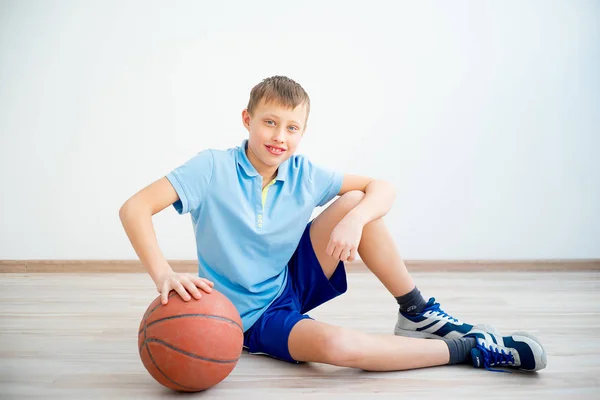 Chlapec hraje basketbal — Stock fotografie