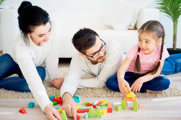 Сім'я грає з іграшковими блоками — стокове фото