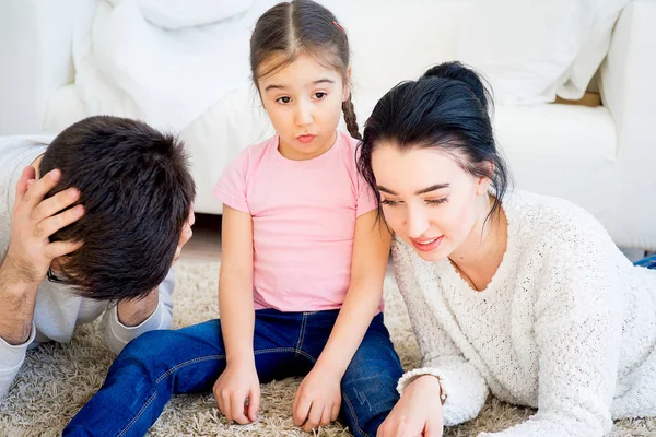 Familia jugando Jenga — Foto de Stock