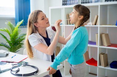 Doktor bir çocuğun incelenmesi