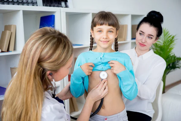 Doktor bir çocuğun incelenmesi