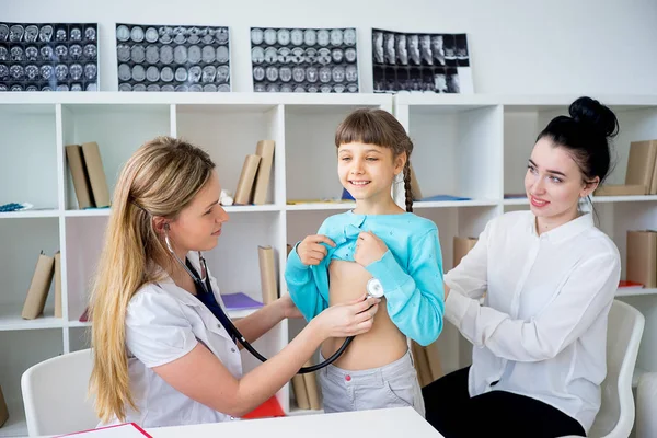 Doktor bir çocuğun incelenmesi