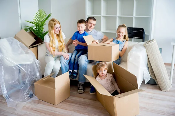 Family moving to a new home — Stock Photo, Image