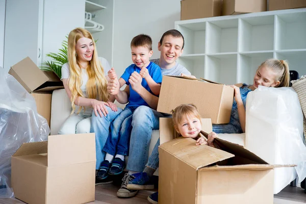 Famille déménageant dans une nouvelle maison — Photo