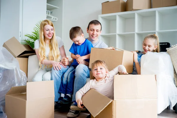 Umzug der Familie in ein neues Zuhause — Stockfoto