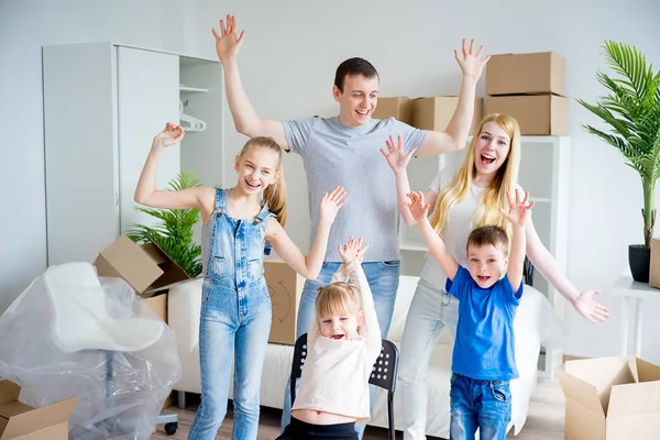 Umzug der Familie in ein neues Zuhause — Stockfoto