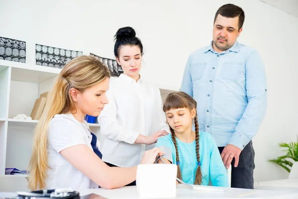 Médico de familia con paciente — Foto de Stock