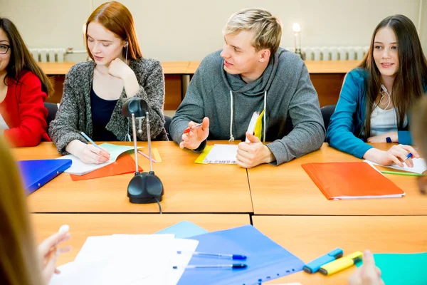 Studenti universitari su una lezione — Foto Stock