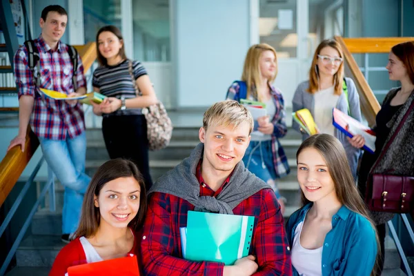 Studenten van de Universiteit op een trap — Stockfoto