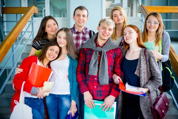 Estudantes universitários em uma escada — Fotografia de Stock