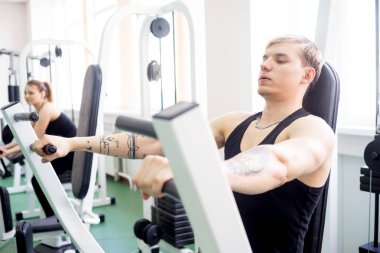 Adam iş vasıl jimnastik salonu