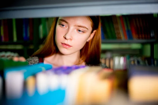 Estudiante universitario en biblioteca — Foto de Stock